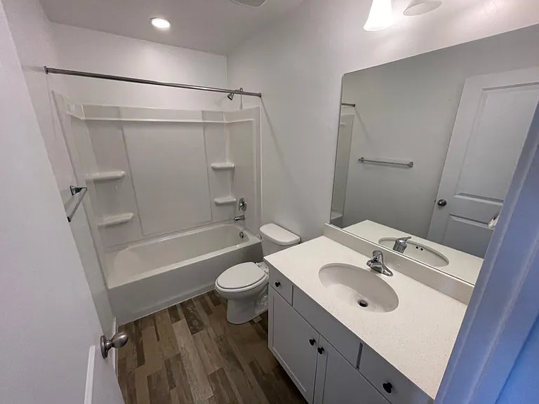 Main Bathroom (Upstairs)