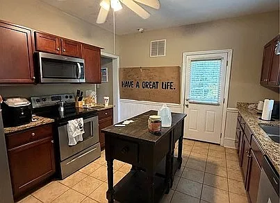 6 bed, 4.5 bath, 3756 sqft, $5,250 — Photo 2