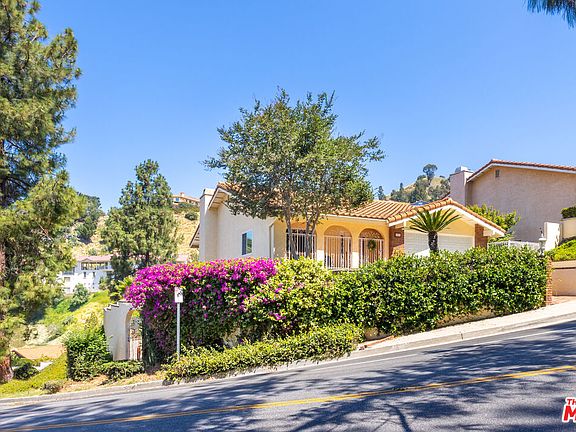 3rd image of 1231 E Tujunga Ave