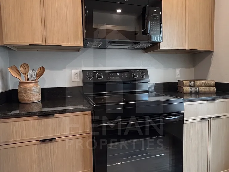 909 S Hudson Ave #B — Photo 6
