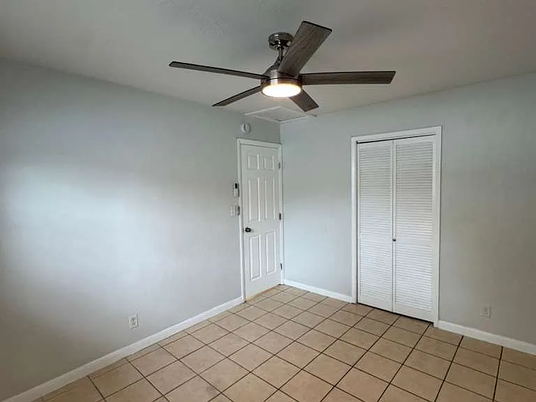 325 NW 15th St #3 — Photo 11