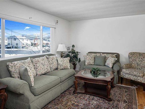 3rd image of 561 Bayview Ave
