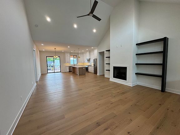 4th image of 554 Saffron Ln