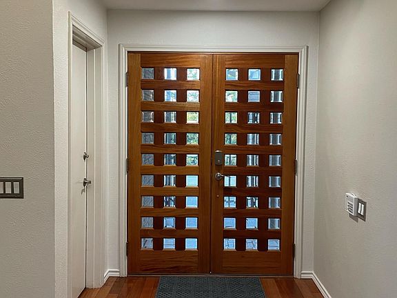 2nd image of 124 Fox Glen Cir