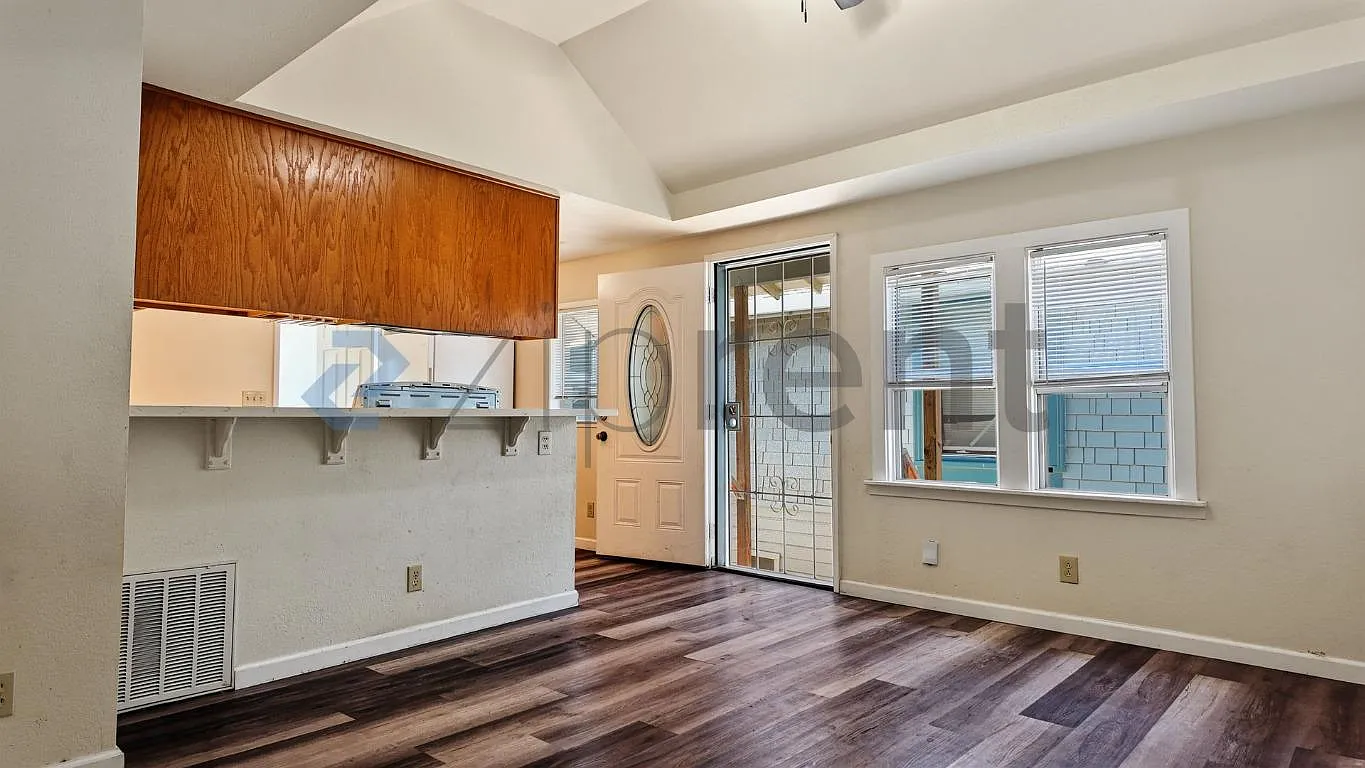 1 bed, 810 sqft, $1,700 — Photo 3