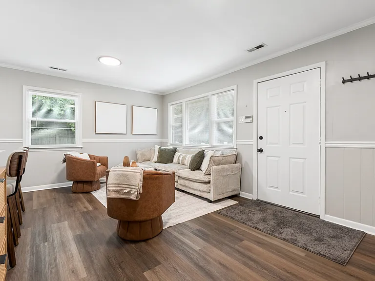 1453 Oakcrest Dr — Photo 5