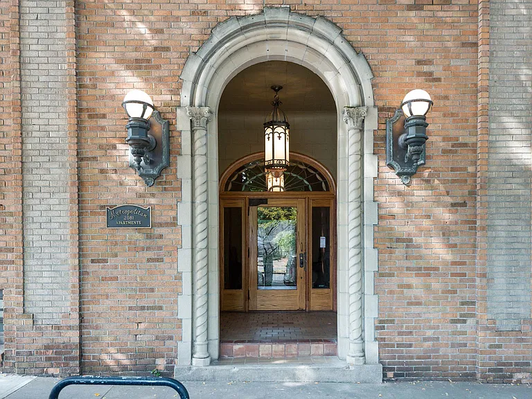 Metropolitan Apartments — Photo 7