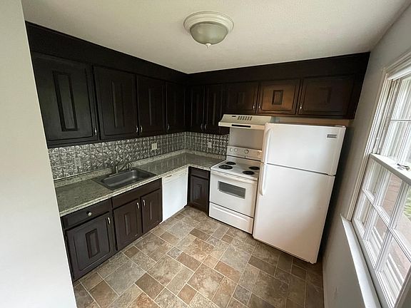 Kitchen can fit a table in here