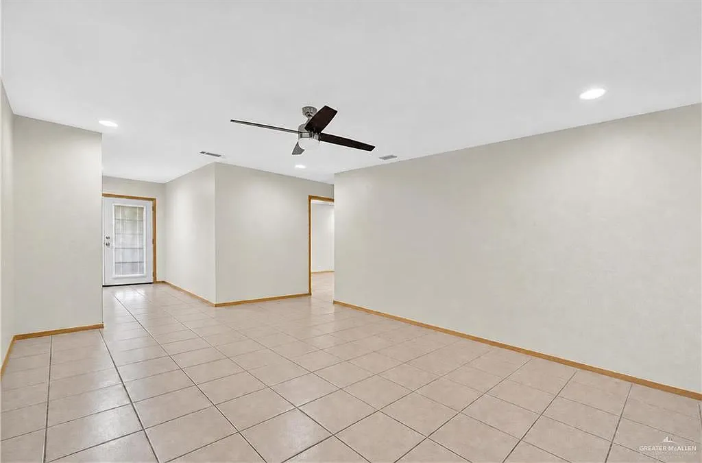 2 bed, 1.5 bath, 4158 sqft, $1,300 — Photo 2