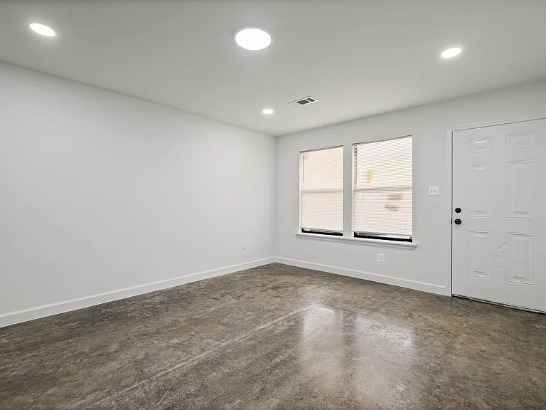1493 S McLean Blvd — Photo 10
