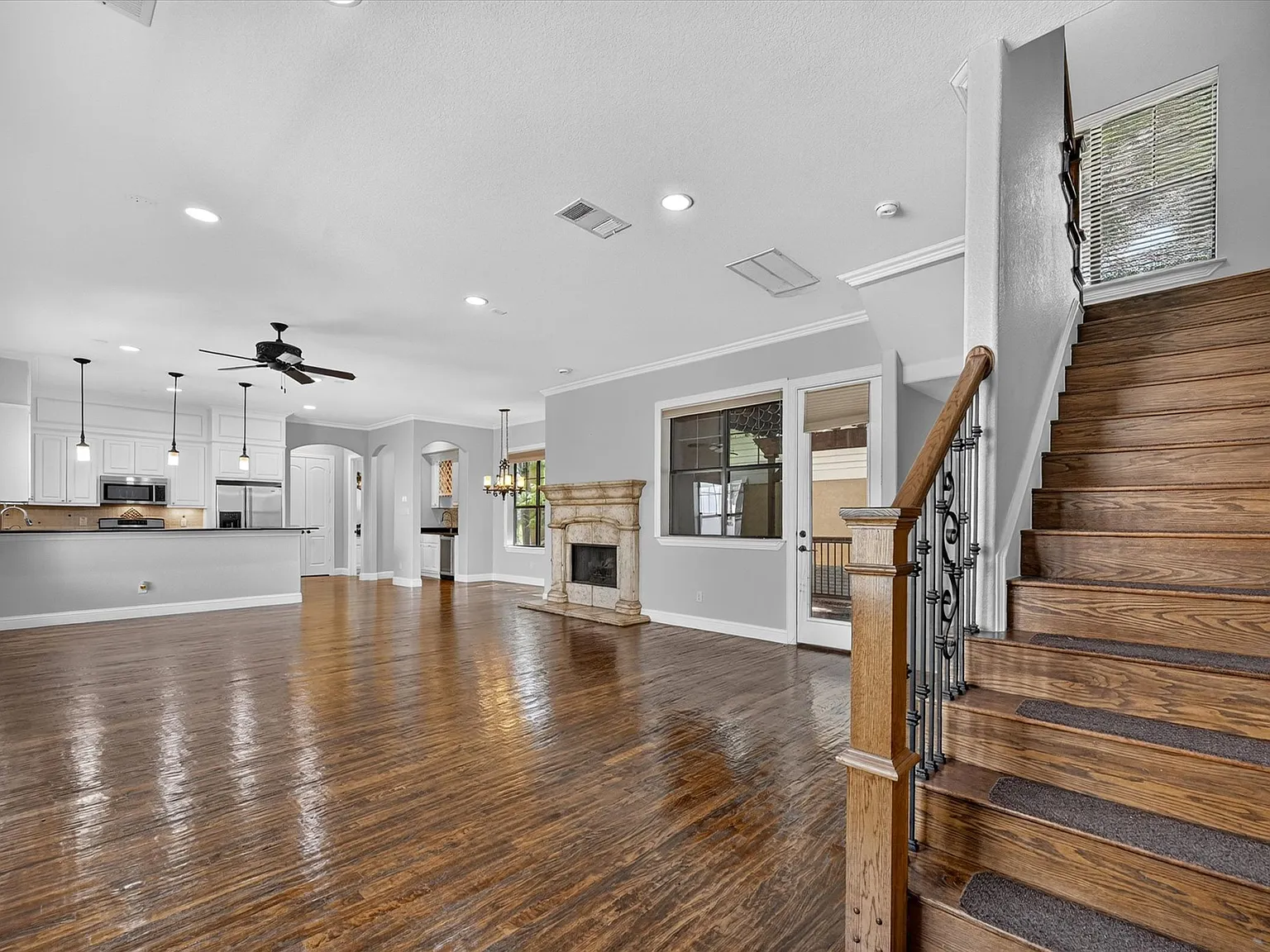 3 bed, 2336 sqft, $3,850 — Photo 4