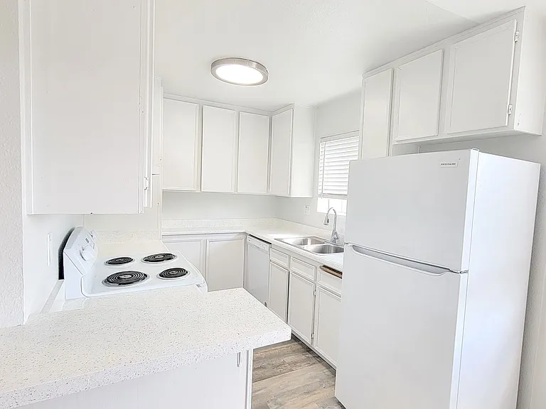 1018 E Lexington Ave — Photo 6