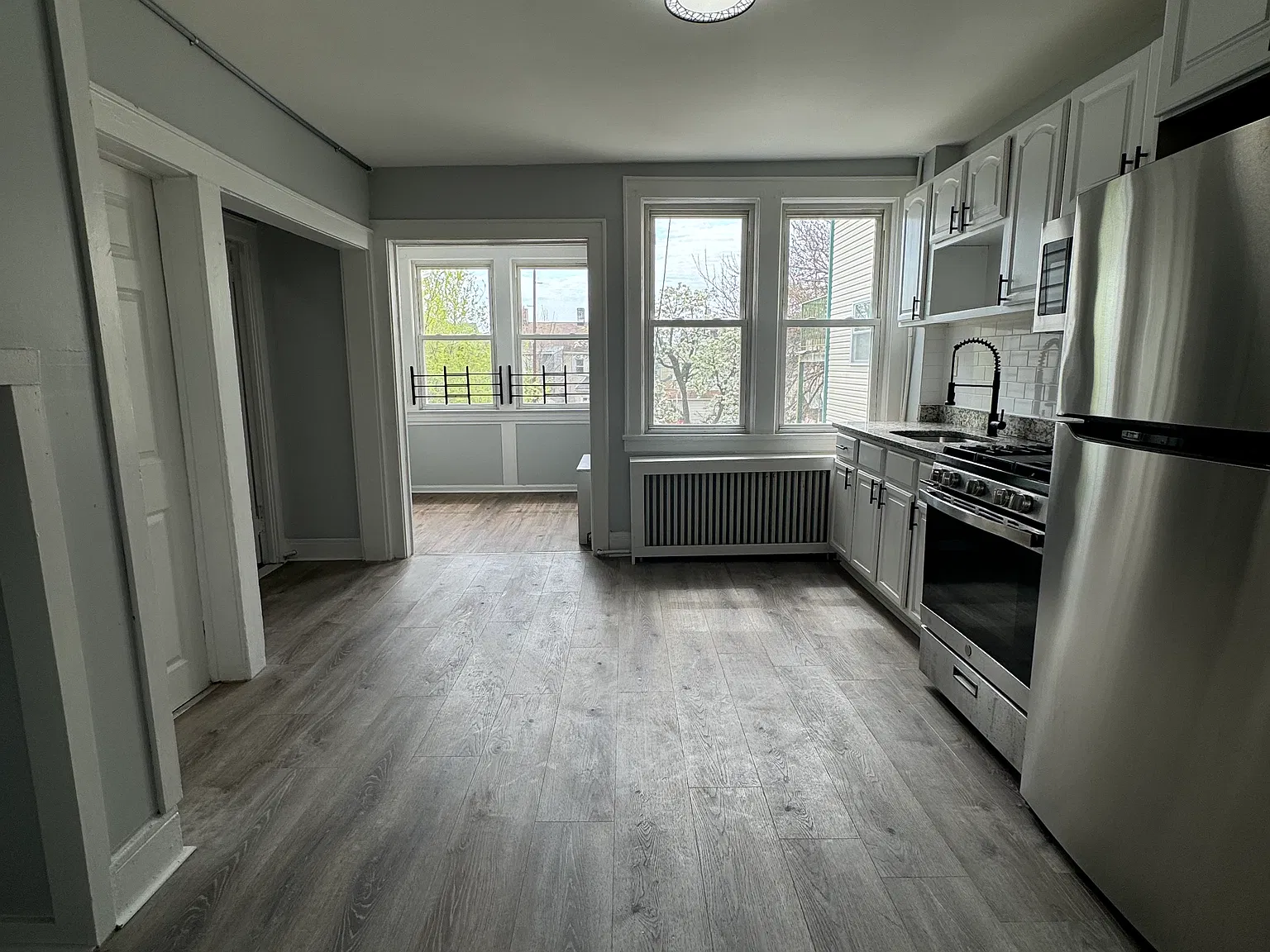 3 bed, 900 sqft, $2,300 — Photo 3
