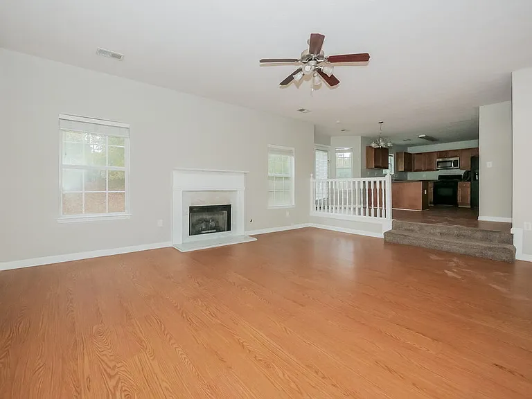 112 Garrison Ln — Photo 5