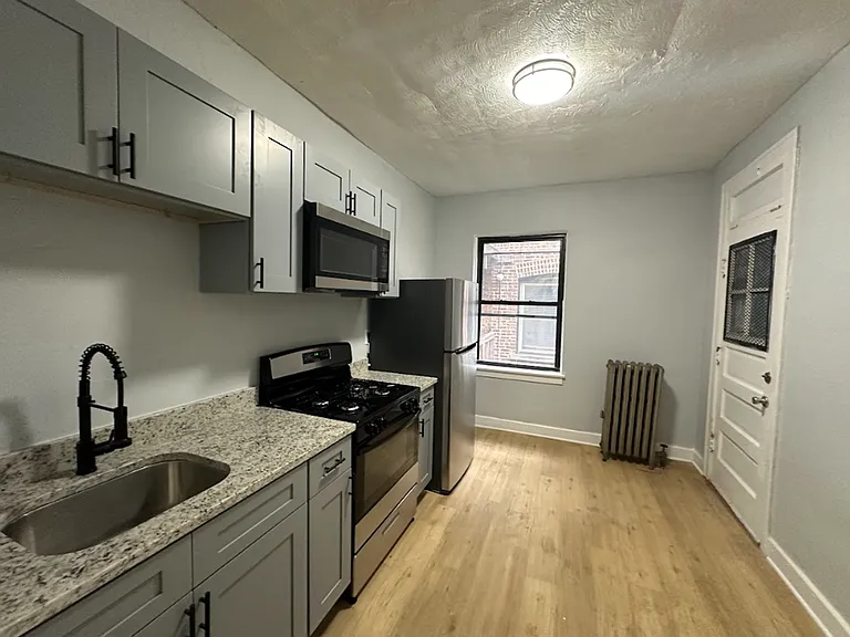 Hyde Park Apartments — Photo 5