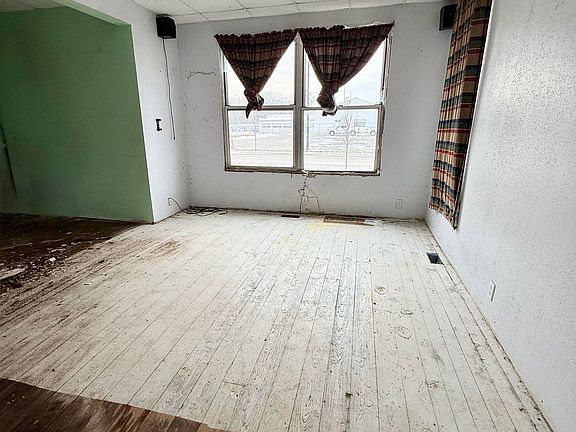 3rd image of 636 W 3rd St