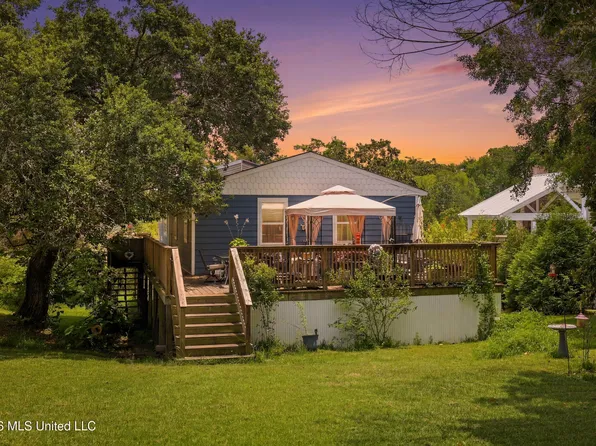326 Magnolia Ave, Ocean Springs, MS 39564