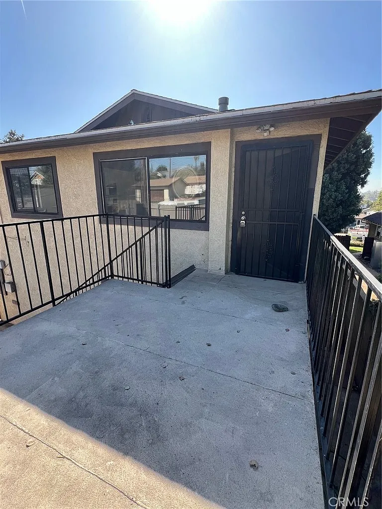 3 bed, 1200 sqft, $3,300 — Photo 3