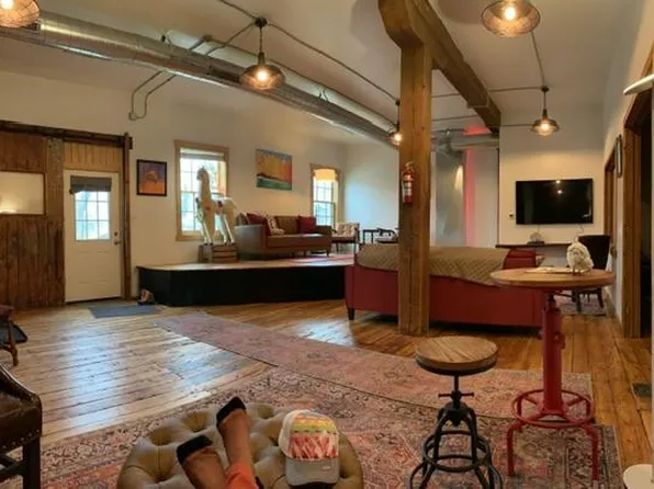 W61N397 Washington Ave, Cedarburg, WI 53012