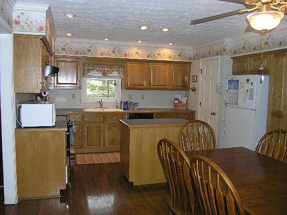 Spacious eat-in remodeled kitchen....