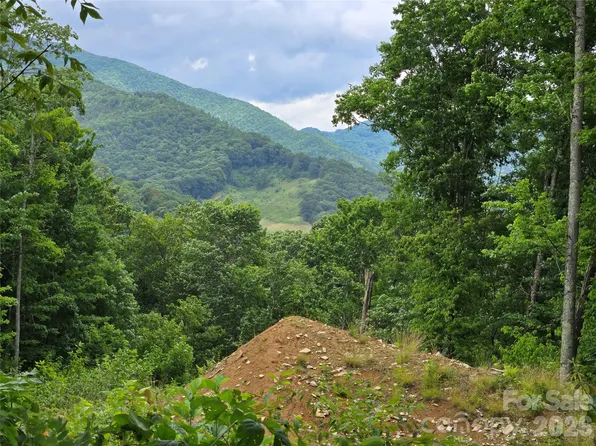 52 Lantern Rdg, Maggie Valley, NC 28751