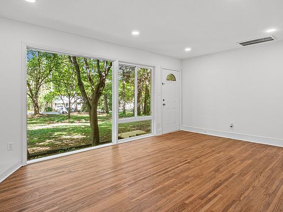 5th image of 5526 Lantana Ave