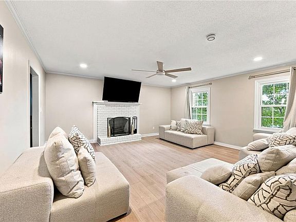 3rd image of 436 Peace Haven Rd