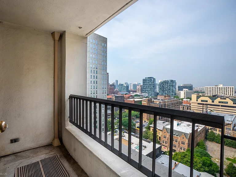 1030 N State St #11M — Photo 14