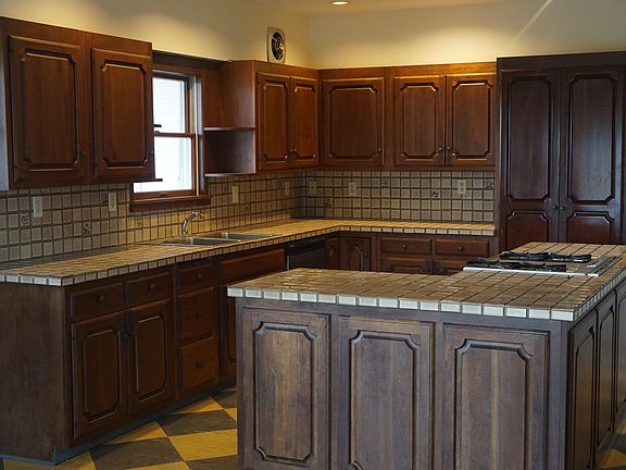 Kitchen w/Island