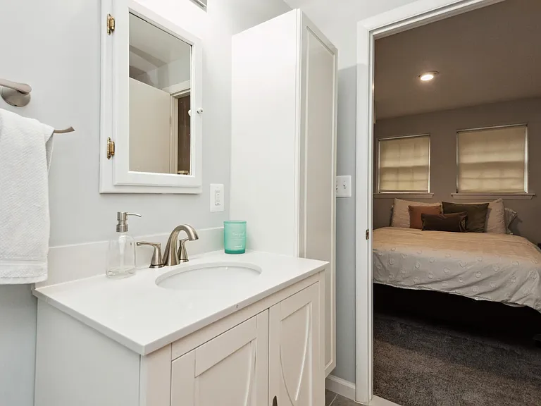 937 Marine Dr — Photo 10