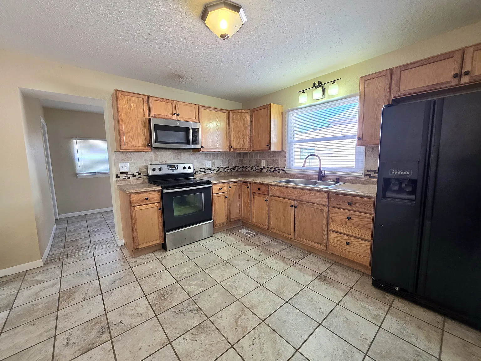 2 bed, 850 sqft, $1,350 — Photo 3