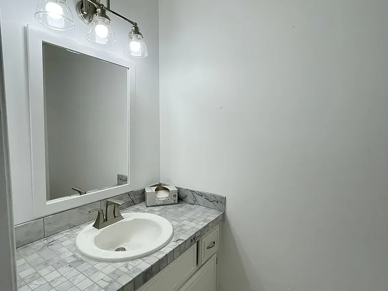 308 Woodrow St E #F — Photo 8