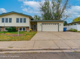 1151 13th St W, Dickinson, ND 58601