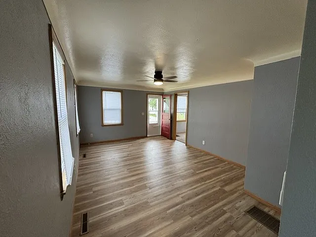 3 bed, 1.5 bath, 981 sqft, $1,595 — Photo 2