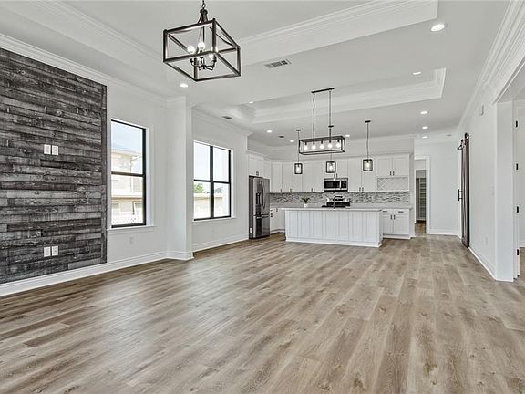 3rd image of 305 Chinchilla Dr