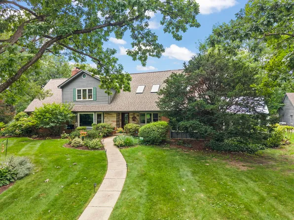 27W118 Cove Ln, Warrenville, IL 60555
