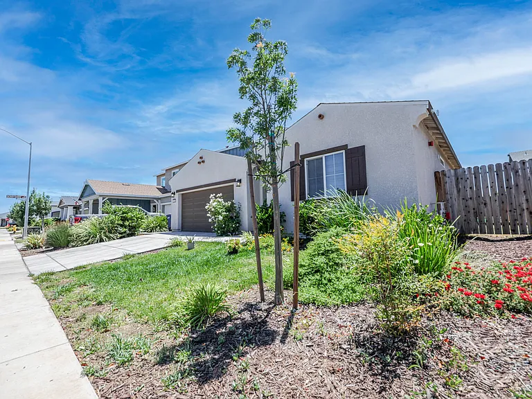 535 Melford Dr — Photo 3