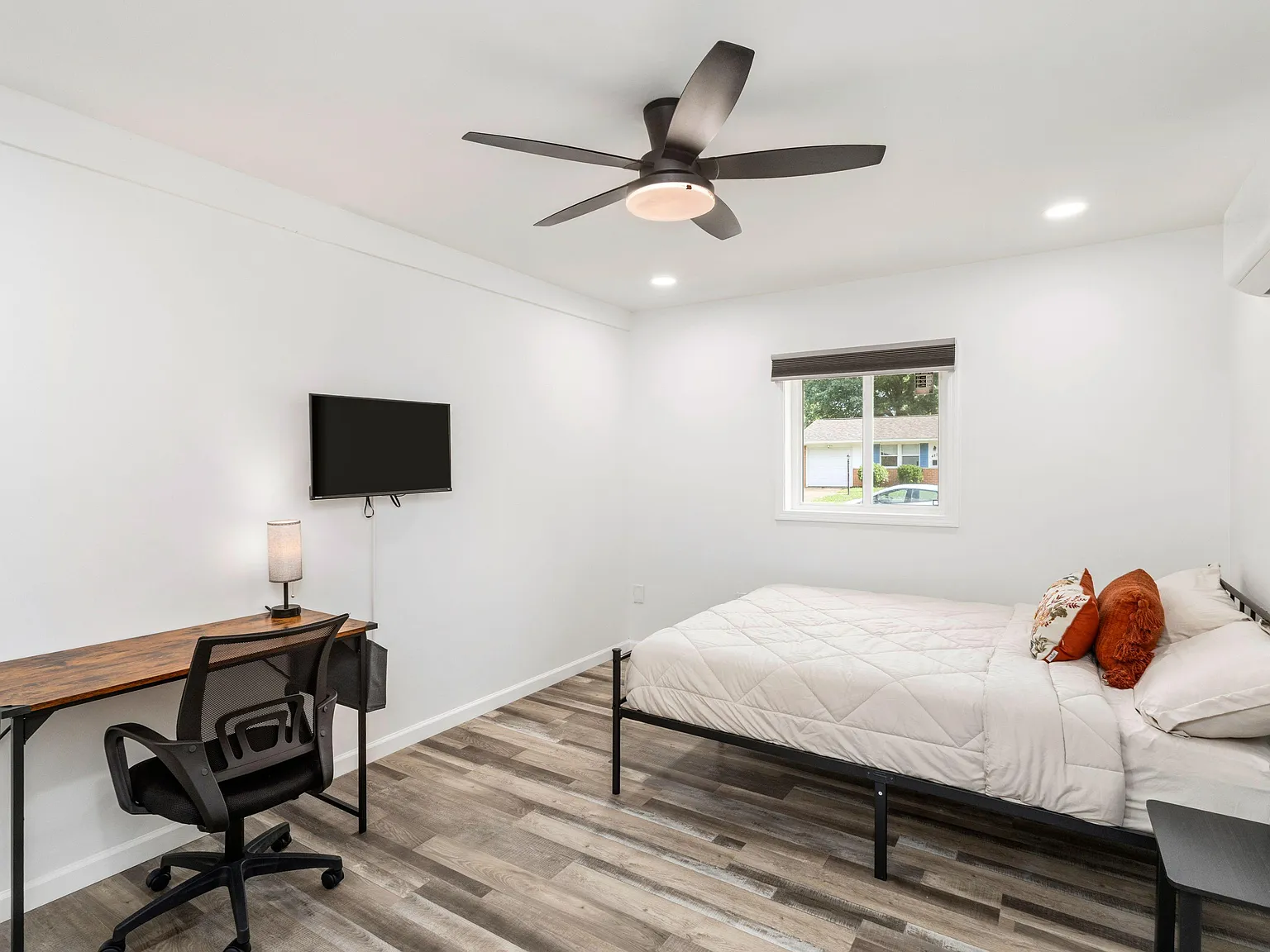 4 bed, 2.0 bath, 1600 sqft, $1,092 — Photo 2