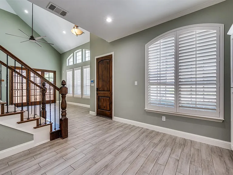 4068 Winsor Dr — Photo 4