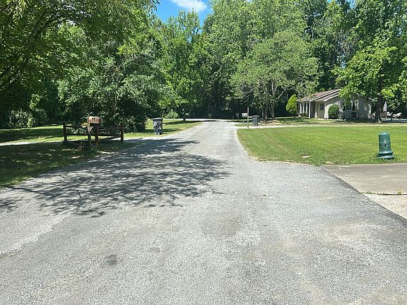 4th image of 205 Pine Ln