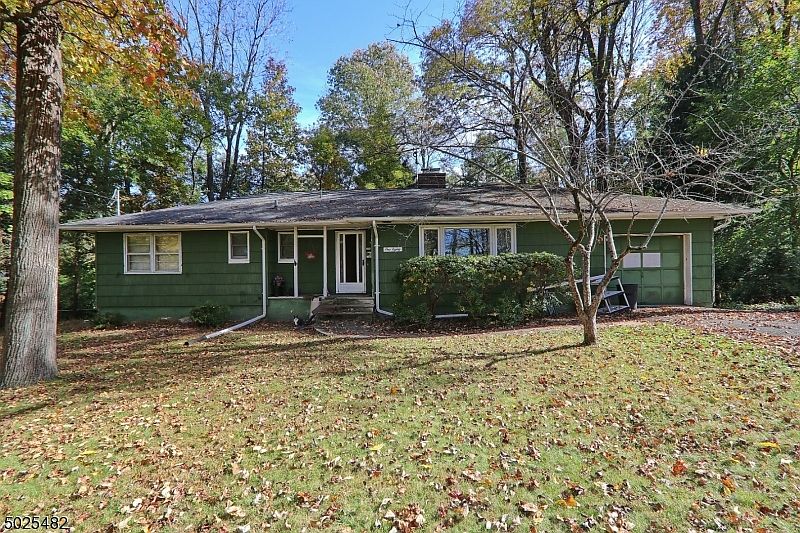 2nd image of 180 Emerson Ln