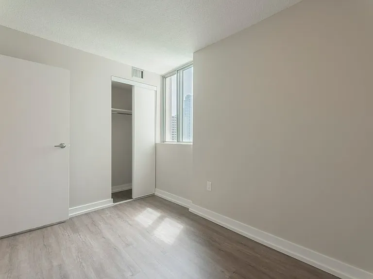 3575 Kaneff Cres — Photo 7