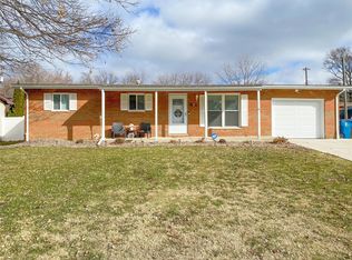 3 Holly Dr, Wood River, IL 62095