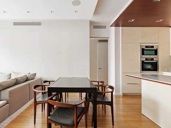 122 Greenwich Avenue image 1 of 12