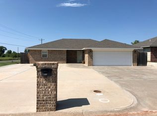 802 Lansbrook Ln, Woodward, OK 73801