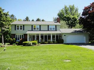 24 Thomaston Ln, Orchard Park, NY 14127