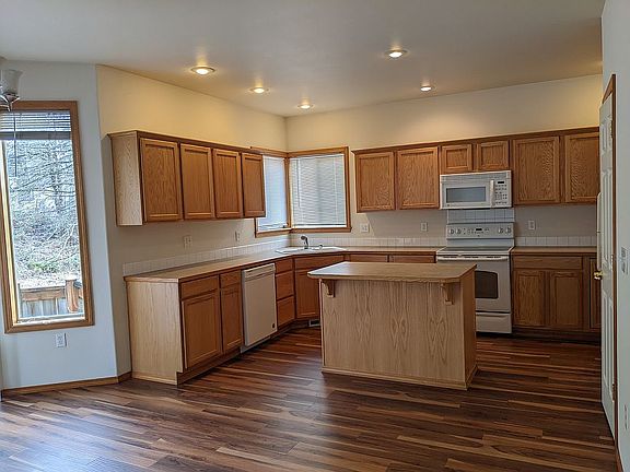 Kitchen has pantry & island