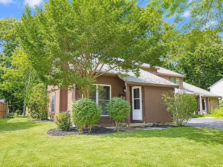 44 Thimbleberry Rd — Photo 1