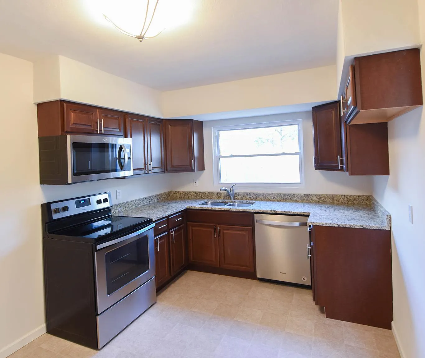 3 bed, 1213 sqft, $1,795 — Photo 4