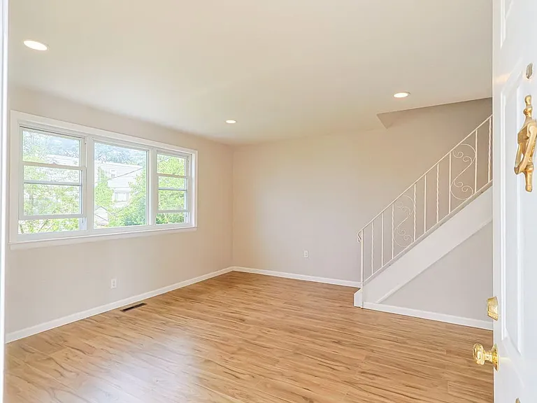 1826 Tomlinson Rd — Photo 2